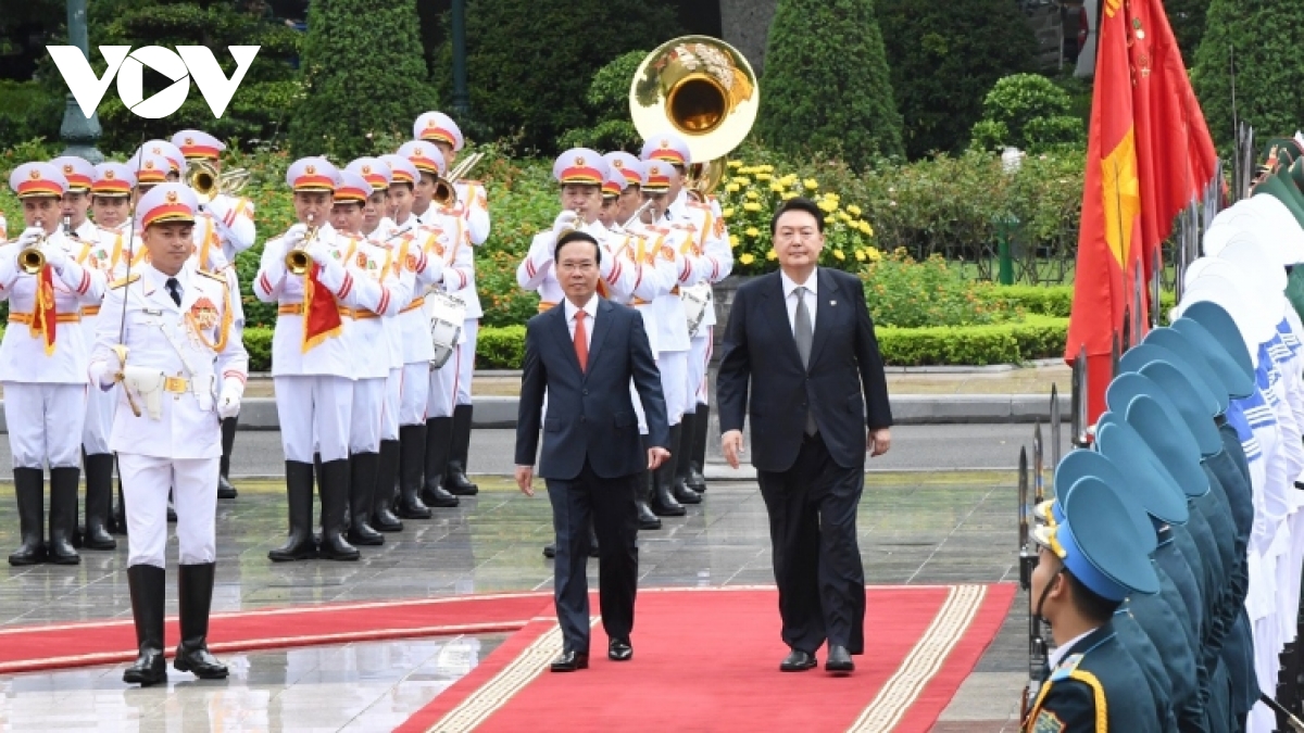 RoK President Yoon Suk-yeol welcomed in Hanoi with 21-gun salute